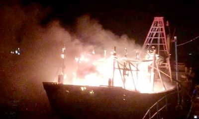 Nghệ An: Tàu cá bốc cháy dữ dội giữa biển, nghi do chập điện