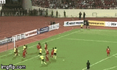 Trận Việt Nam- Malaysia: Pha đá phạt của cầu thủ Malaysia suýt xé lưới Văn Lâm 