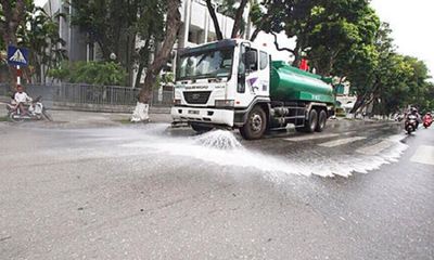 Khói bụi tăng cao, Hà Nội cho phép tái rửa đường sau 3 năm tạm dừng