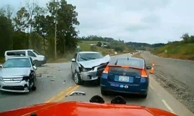Video: Rẽ trái không quan sát, ôtô con bị tông nát đầu