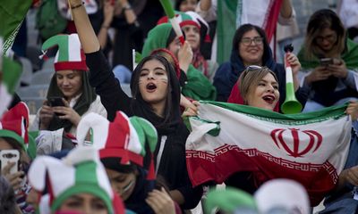 Hàng ngàn phụ nữ Iran lần đầu được xem bóng đá