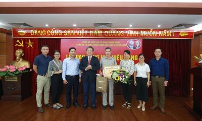 Trao huy hiệu 40 năm và 30 năm tuổi Đảng cho 2 Đảng viên thuộc Đảng bộ Hội Luật gia Việt Nam