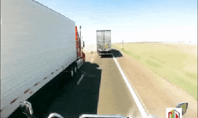 Video: Kinh hoàng cảnh ô tô mất lái bị 3 xe container đâm tan nát