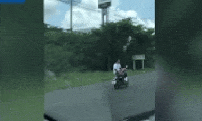 Video: Dân mạng phẫn nộ cảnh thanh niên ngồi vắt chân, dùng một tay lái xe máy chạy 64km/h