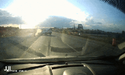 Xe SUV đâm thẳng vào cột mốc ven đường do tài xế mải nhắn tin