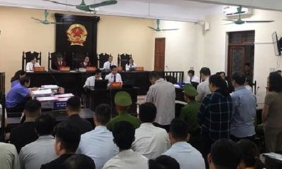 Xét xử vụ gian lận thi cử ở Hà Giang: Vợ ông Triệu Tài Vinh vắng mặt tại phiên tòa