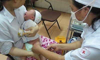Hai bé gái song sinh tử vong bất thường sau tiêm vắc xin tại bệnh viện