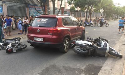TP.HCM: Nữ tài xế ô tô tông hàng loạt xe máy của phụ huynh chờ đón con trước cổng trường