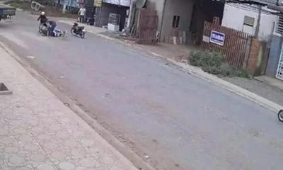 Video: Hai người đàn ông đầu trần phóng xe với tốc độ 