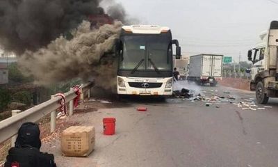 Bắc Giang: Xe giường nằm bốc cháy kinh hoàng trên cao tốc, hành khách hoảng loạn tháo chạy