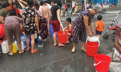 Công ty nước sạch sông Đà cấp nước trở lại: Người dân vẫn mang xoong nồi, xe nôi xếp hàng chờ nước sạch