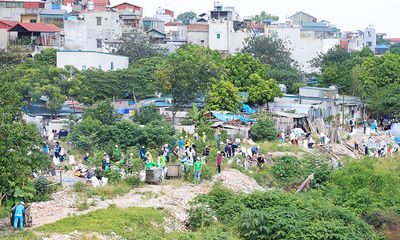 Hơn 100 tình nguyện viên thu dọn rác khu vực chân cầu Long Biên