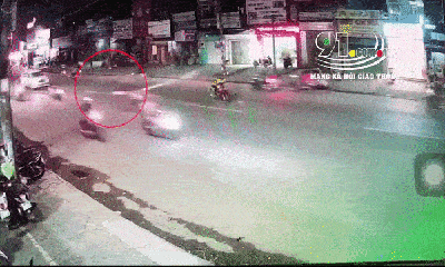 Video: Sợ hãi khoảnh khắc xe máy phóng nhanh mất lái đâm vào taxi đi ngược chiều