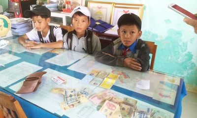 Nhặt được ví tiền trên đường đi học về, 3 học sinh ở Quảng Nam trả lại cho người đánh mất
