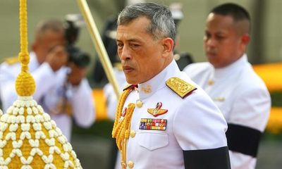 Quốc vương Thái Lan bất ngờ sa thải tướng cận vệ hoàng gia, ngay sau khi phế truất Hoàng quý phi