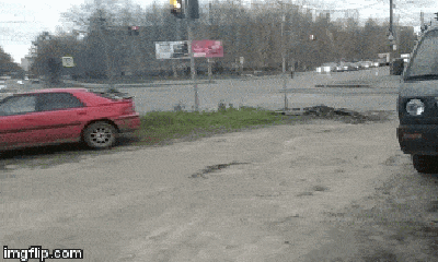 Xe tăng Nga chạy hết tốc lực, vượt đèn đỏ, lao thẳng vào ô tô trên đường