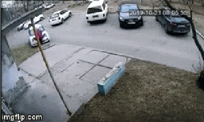 Video: Lái xe ô tô đâm qua người đi bộ 2 lần rồi bỏ chạy