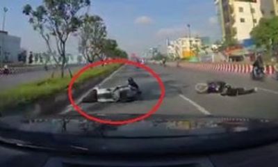 Video: Va chạm kinh hoàng với xe cùng chiều, người phụ nữ ngã trước đầu ô tô