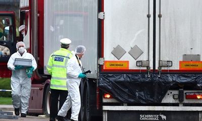 Vụ 39 thi thể trong container ở Anh: Tài xế bất tỉnh sau khoảnh khắc mở thùng xe?