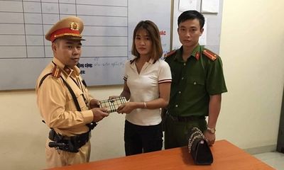 Hà Nội: Cô gái may mắn tìm được ví tiền nhờ CSGT