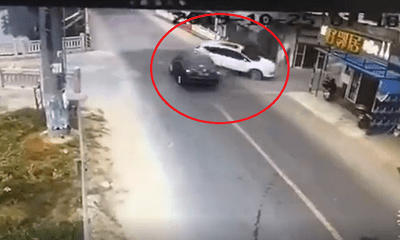 Video: Hai ô tô va chạm kinh hoàng, đâm sập cả nhà dân bên đường
