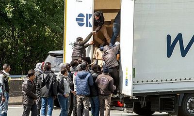 Cảnh sát Bỉ tiếp tục tìm thấy 12 người di dân trong thùng xe đông lạnh