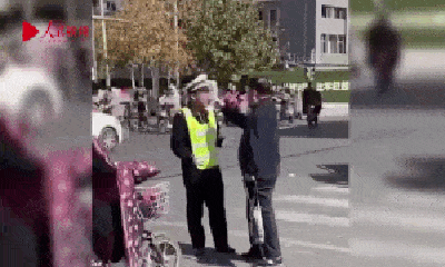 Video: Bị bắt vì ngổ ngáo vượt đèn đỏ, cụ ông chửi bới, tát cảnh sát giao thông