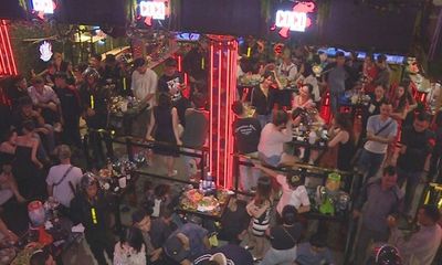 300 cảnh sát đột kích quán bar, karaoke, phát hiện 88 dân chơi đang phê ma túy