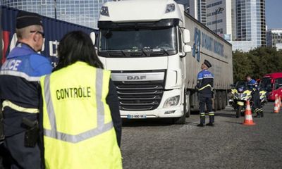 Phát hiện 31 người nhập cư trốn trong xe tải, Pháp điều tra đường dây buôn người
