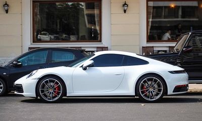 Vợ chồng Cường Đô La dạo phố bằng siêu xe Porsche 911 Carrera S giá gần 8 tỷ