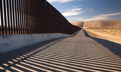 Cận cảnh bức tường biên giới 