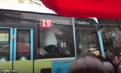 Video: Tài xế xe buýt chốt cửa, ẩu đả với lái xe GrabBike sau va chạm giao thông