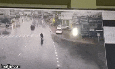 Video: Kinh hoàng khoảnh khắc ô tô lao lên vỉa hè tông trúng cô gái đang đi bộ