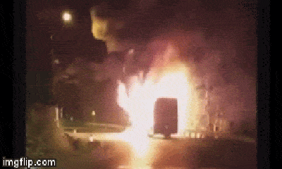 Video: Xe khách giường nằm bất ngờ bốc cháy ngùn ngụt trong đêm