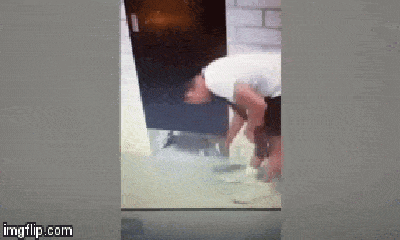 Video: Phẫn nộ nam thanh niên biến thái quay lén cô gái trong phòng thay đồ