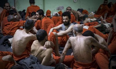 Hé lộ cuộc sống trong những phòng giam tăm tối, nơi giam giữ các tù binh IS ở Syria