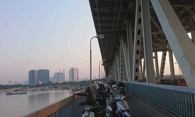 Hà Nội: Người đàn ông dừng xe giữa cầu Thăng Long, nhảy xuống sông tự tử