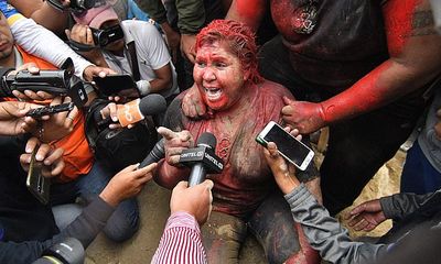 Nữ thị trưởng Bolivia bị dội sơn đỏ, cắt tóc và ép ký vào đơn từ chức