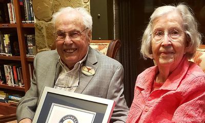 Cặp vợ chồng già nhất thế giới hạnh phúc kỷ niệm 80 năm ngày cưới