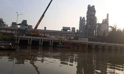 Hải Phòng: Bục vỡ ống dẫn tại công ty xi măng, dầu tràn ra sông