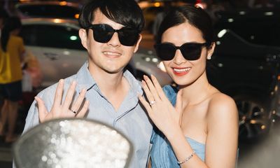 Hậu đám cưới hoành tráng, vợ chồng son Đông Nhi - Ông Cao Thắng rạng rỡ khoe nhẫn cưới tại sân bay