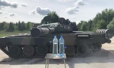 Video: Kinh ngạc với khả năng mở nắp chai hoàn hảo bằng nòng súng của xe tăng