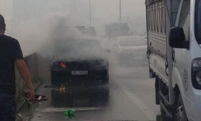 Hà Nội: Xe Mercedes bất ngờ bốc cháy, tài xế may mắn kịp thời thoát nạn
