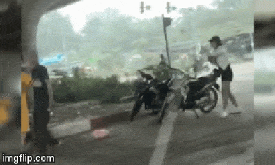 Video: Nam thanh niên cầm dao truy sát vợ ở Hà Nội
