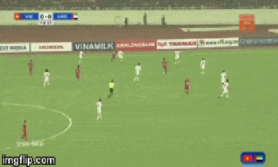 Video: Quang Hải đi bóng kĩ thuật buộc cầu thủ UAE phải phạm lỗi