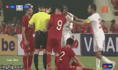 Video: Phạm lỗi thô bạo với Tiến Linh từ phía sau, cầu thủ UAE nhận thẻ đỏ