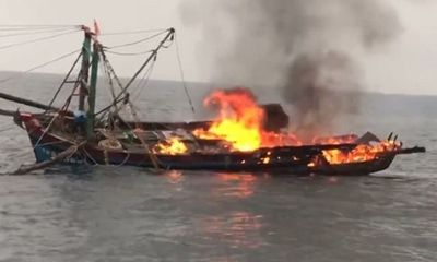 Cháy tàu cá trên biển, 7 ngư dân Nghệ An được cứu thoát chết