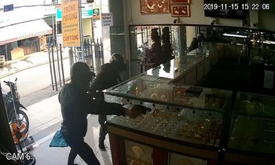 Vụ nổ súng cướp tiệm vàng ở TP.HCM: Camera hé lộ điều bất ngờ về nghi phạm