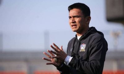 'Huyền thoại' bóng đá Thái Lan Kiatisuk cảnh báo Việt Nam tự tin quá dễ thất bại