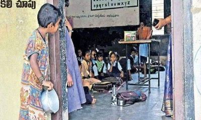 Sự thật về bức ảnh cô bé nghèo cầm bát nhìn vào lớp học đang lan truyền tại Ấn Độ